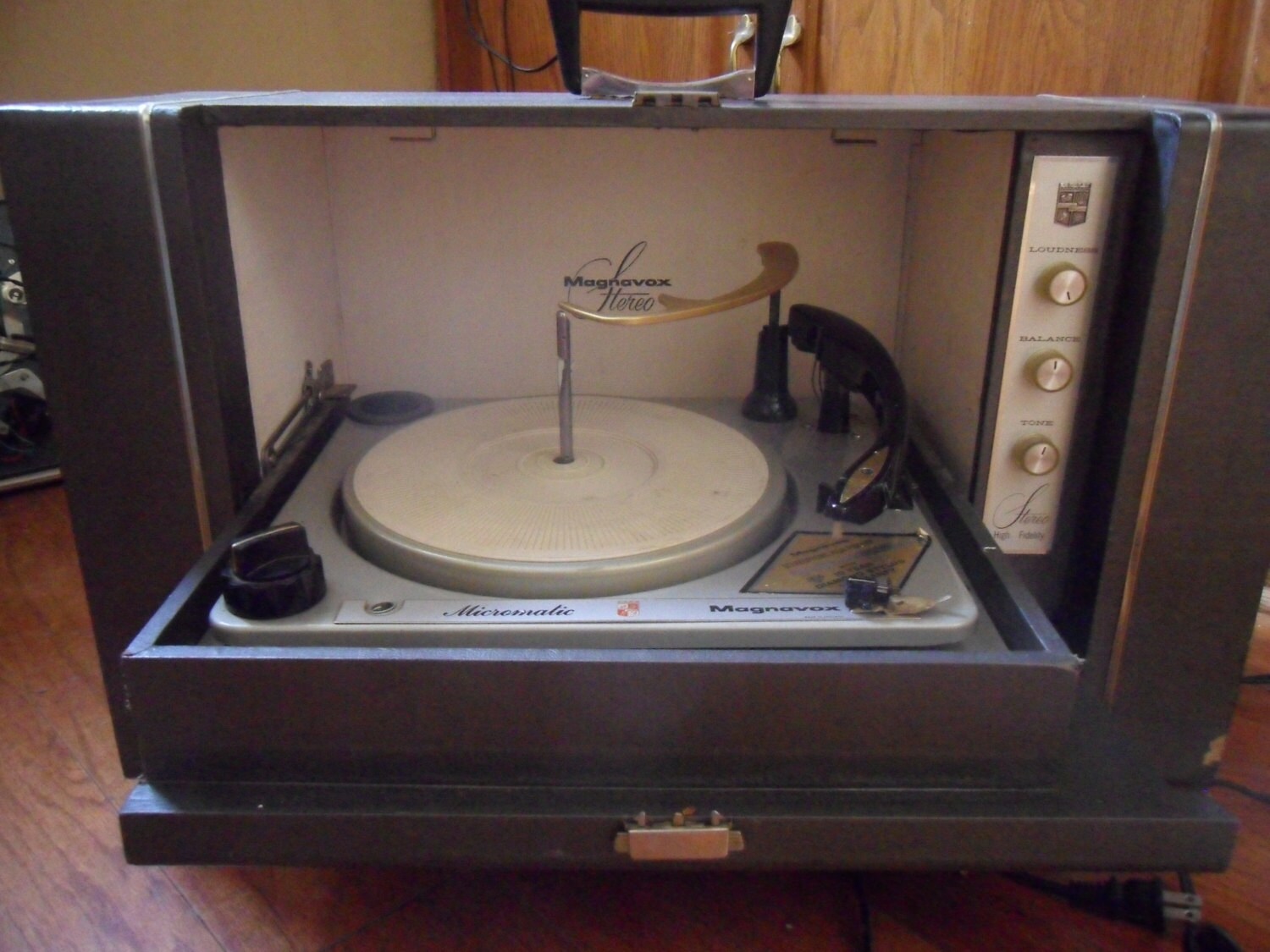 Vintage 1960s Magnavox Portable Record Player Restored top