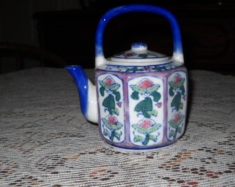 Vintage Chinoiserie Teapot. Blue and White Porcelain. Single Serve. - VC40