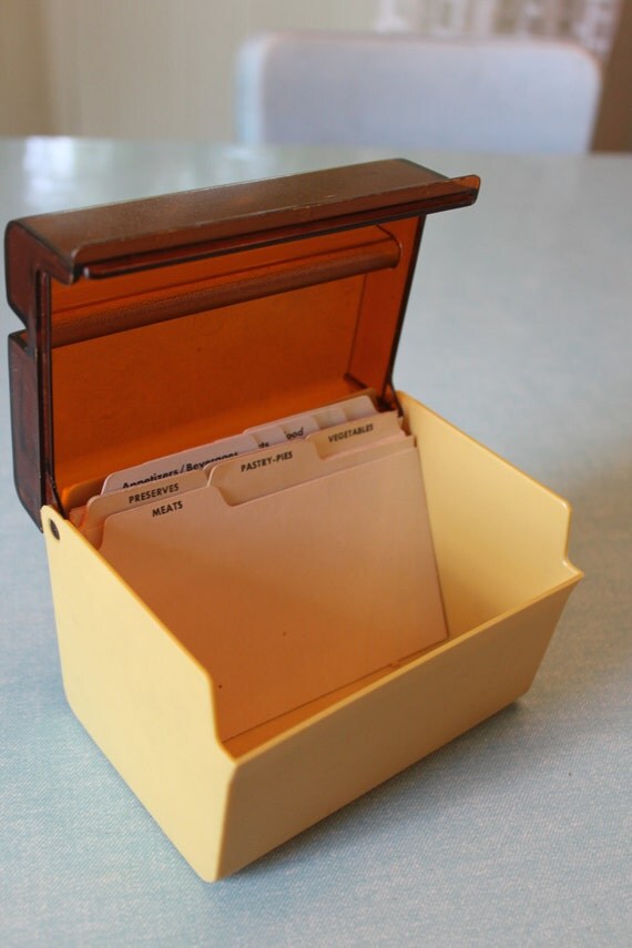 Rubbermaid VINTAGE recipe box Index Card file Yellow Gold
