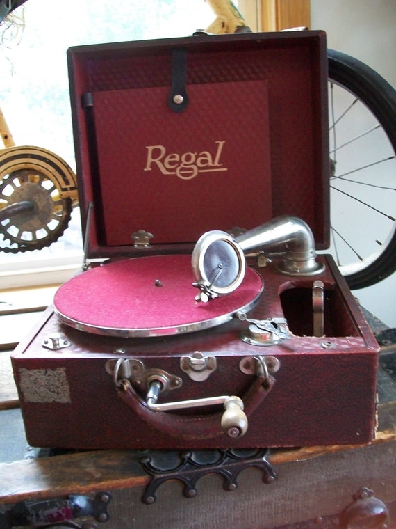 Antique Regal Hand Crank Portable Phonograph or Gramophone