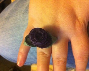 Rosebud zipper ring, silver base, flowery