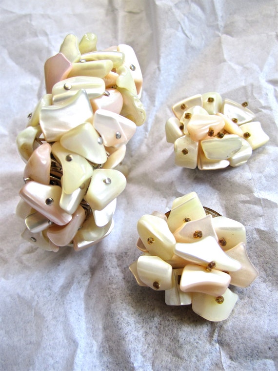 50's Set of Earrings Accordion Bracelet in Pink White MOP