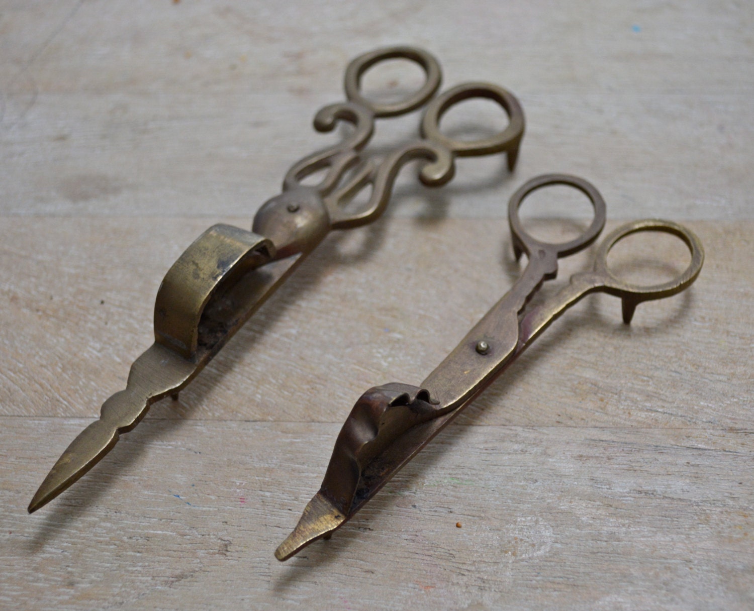 Vintage Set of 2 Footed Candle Wick Scissors by BabyBeswick