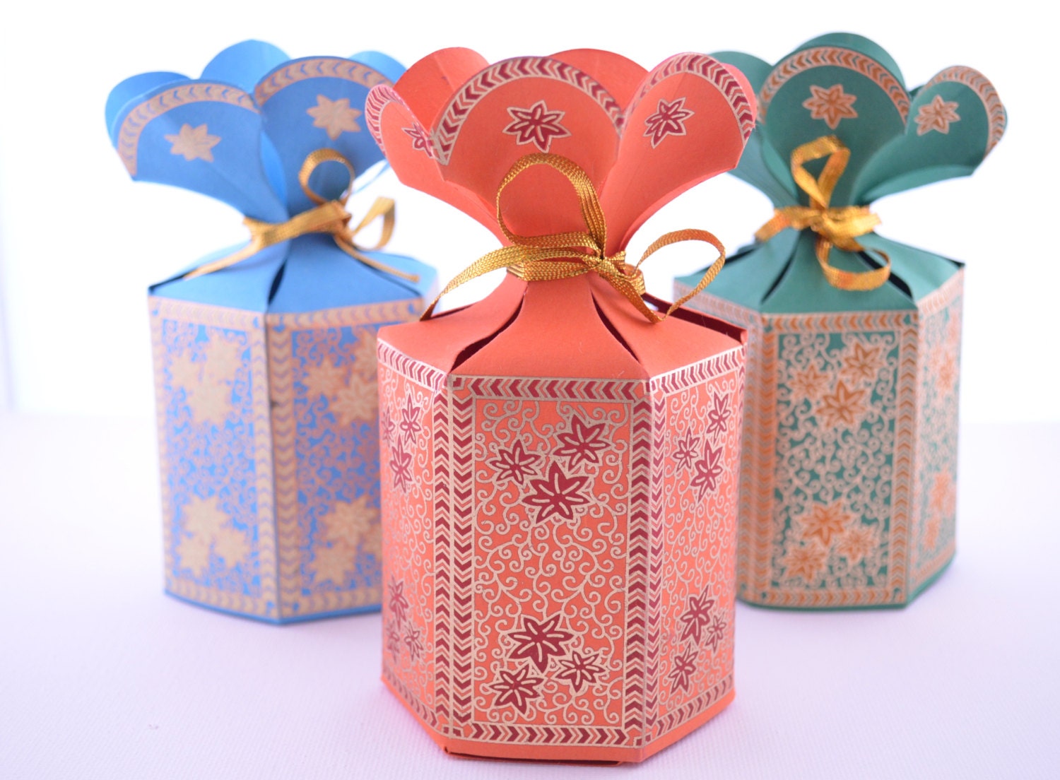 20 Unique & Quirky Ideas for Mehndi Favours (From INR 100 to 1000) | Indian  wedding favors, Wedding gift favors, Wedding welcome gifts