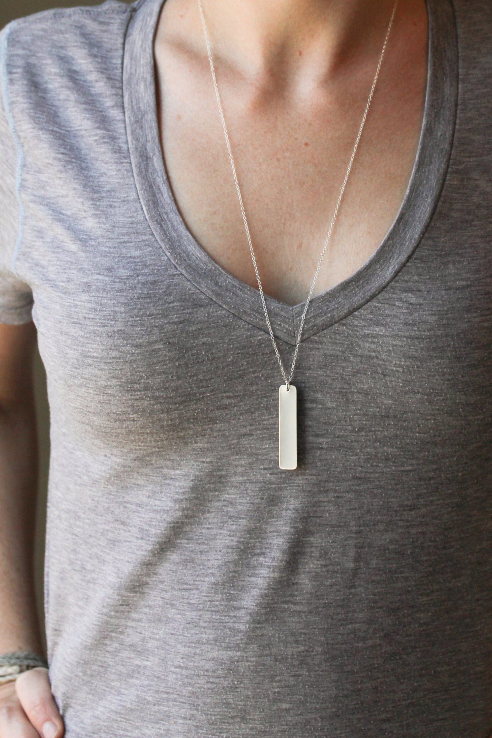 Long neclace Product Features strands sleek bar pendant necklace with long chain, simple yet classic.