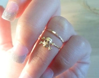 Skull ring, Skull and Crossbones Ring, knuckle ring, midi ring, gold ring, gold stacking ring, Halloween Ring, Halloween jewelry, gold skull