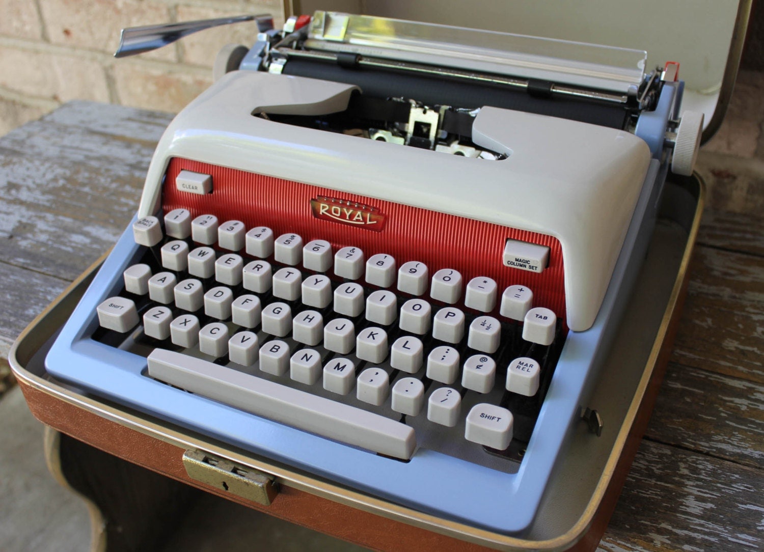 vintage ROYAL Futura 800 typewriter Red/White/Blue three tone