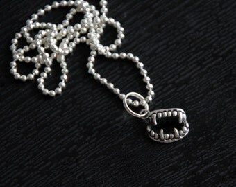 Collier morsure : vampire horreur fantastique crocs