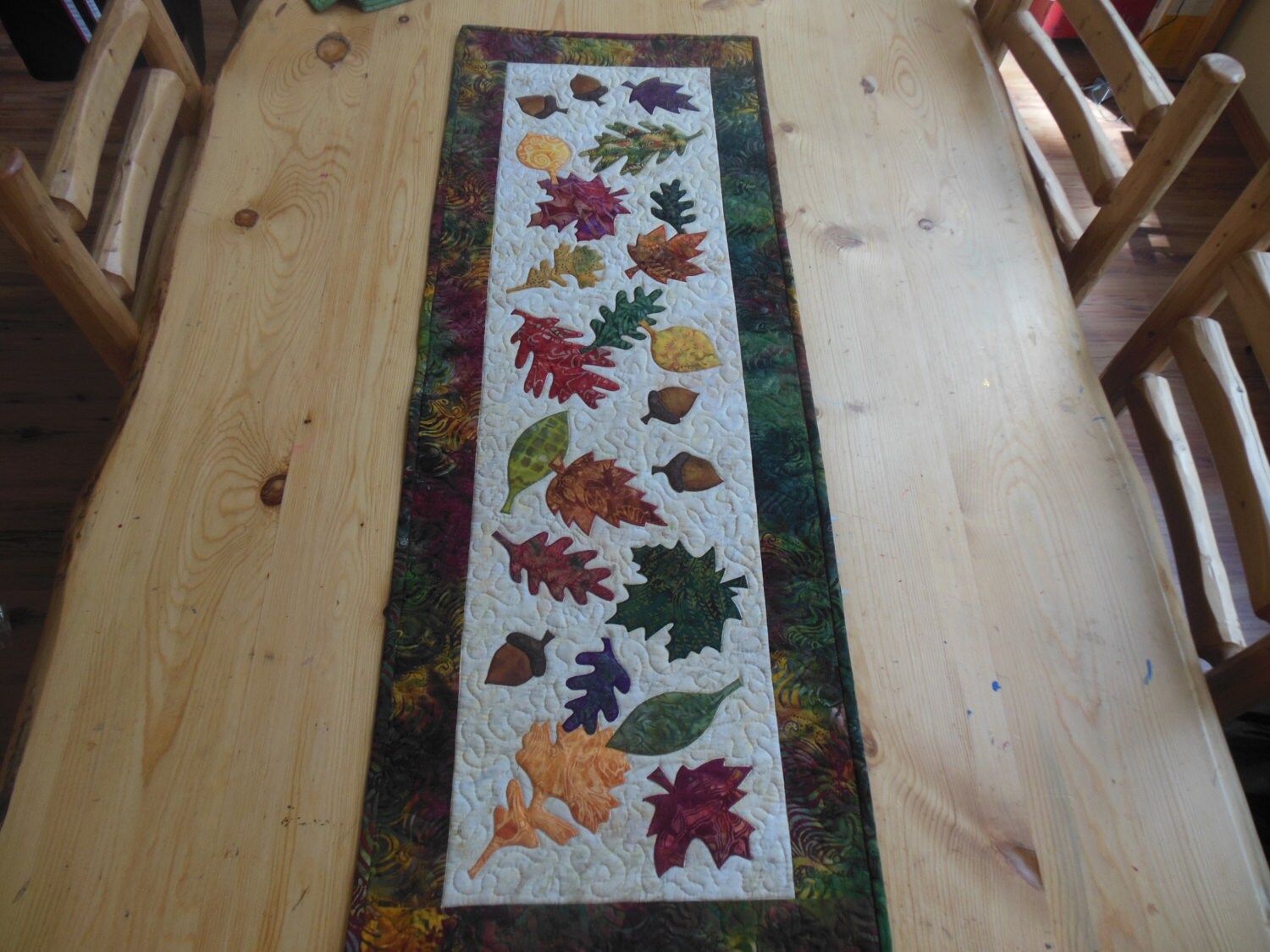 Leaf fall applique quilted table runner FREE by Montanapillows