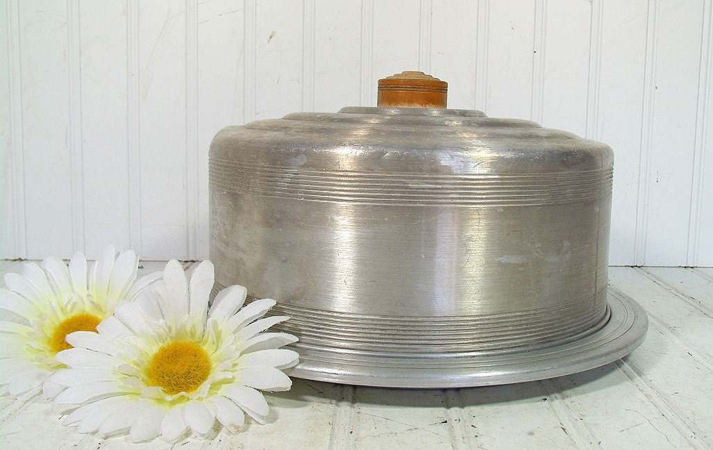 Mid Century Round Cake Carrier with Wood Handle Vintage