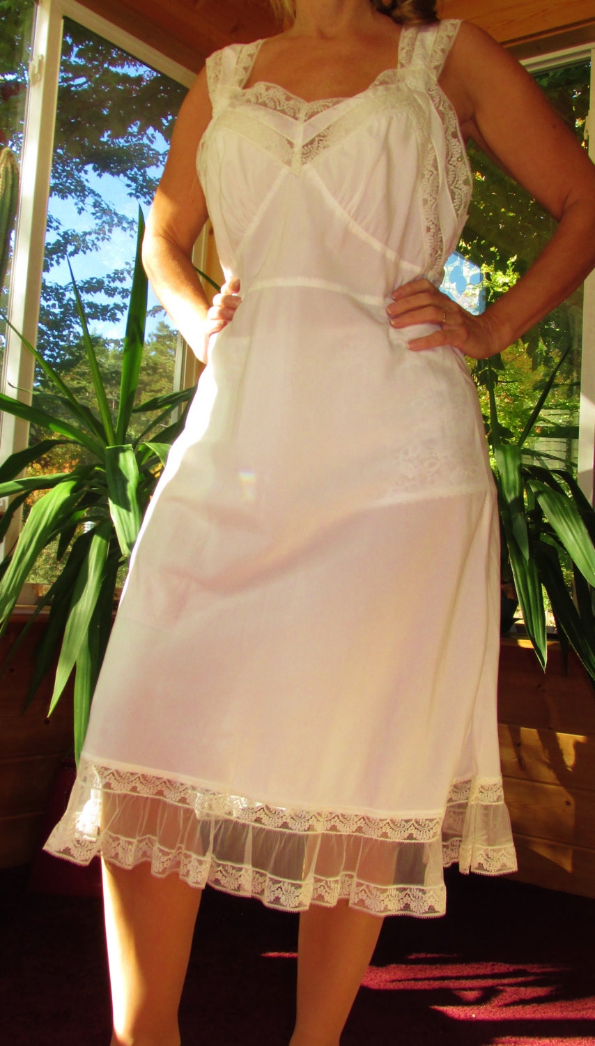 Vintage lingerielacy ruffled white full slip or nightgown by