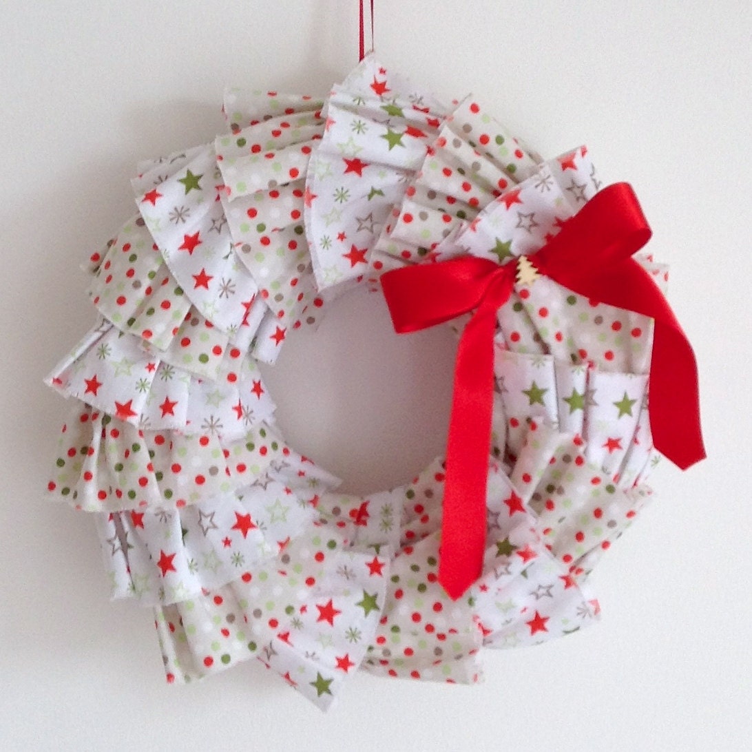 Christmas wreath - frilly fabric - white green red stars dots - Riley Blake fabrics