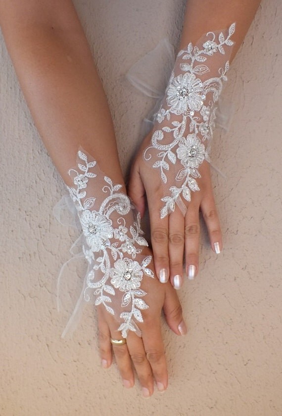 Ivory Wedding gloves bridal gloves lace gloves by ByVIVIENN