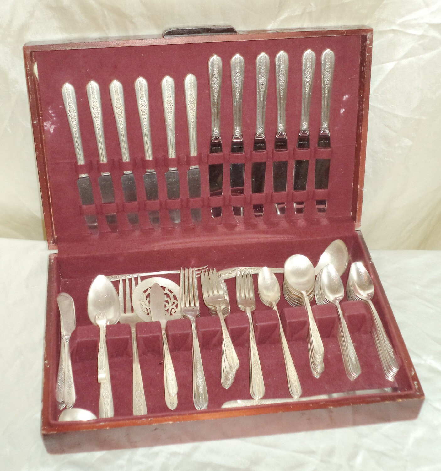 87pc Oneida Royal Rose Nobility Silver plate Flatware by