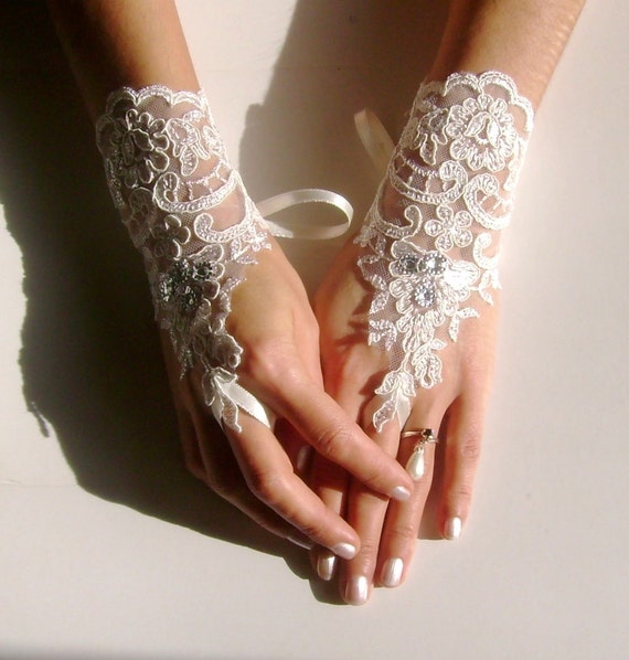 Free ship Ivory lace gloves, bridal wedding gloves, lace gloves, fingerless gloves, SS, bridal accessories, bridesmaid gift, anniversary
