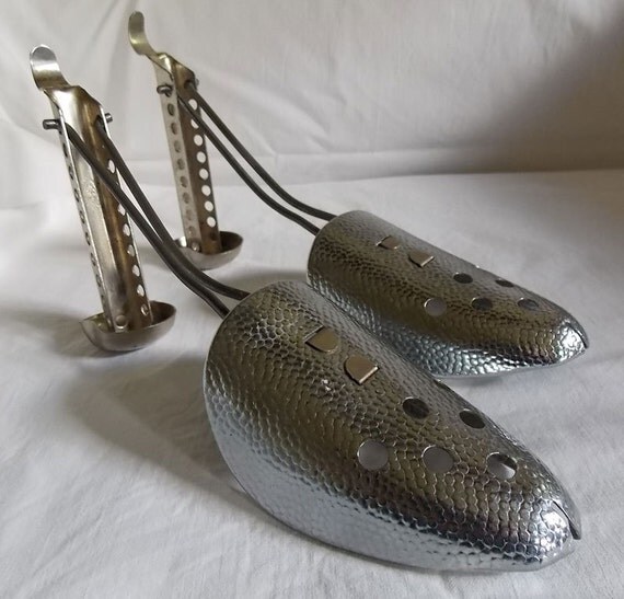 stretching shoes with shoe tree
