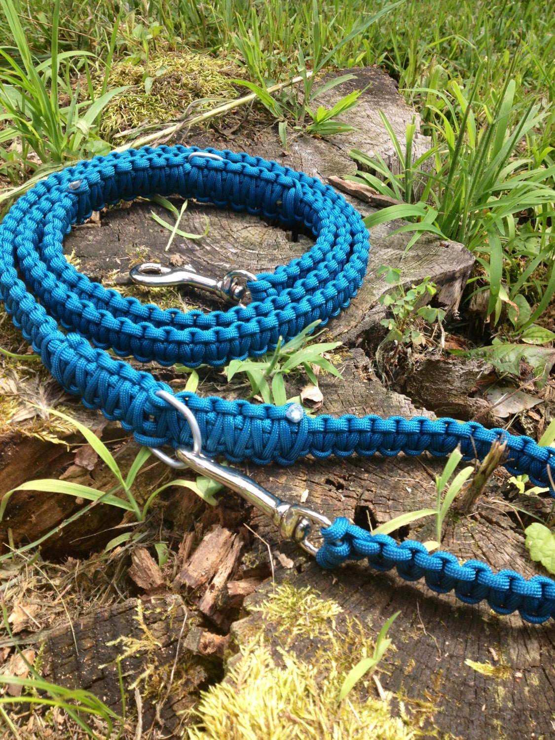 Paracord dog leash 3 in 1 550 paracord dog leash.