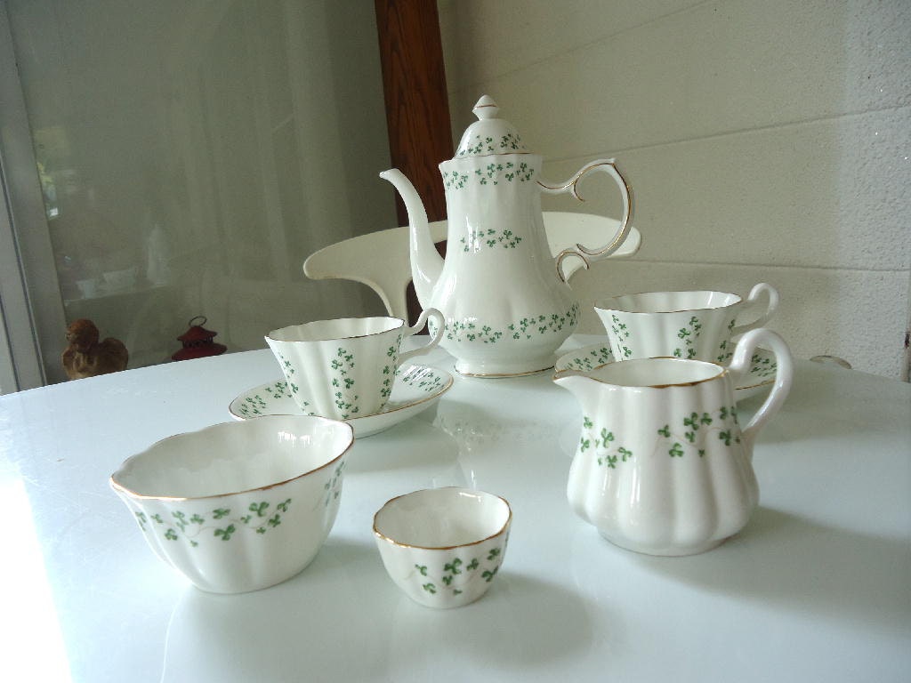 Shamrock 16 Piece Vintage Royal Tara Irish Bone China Tea Pot