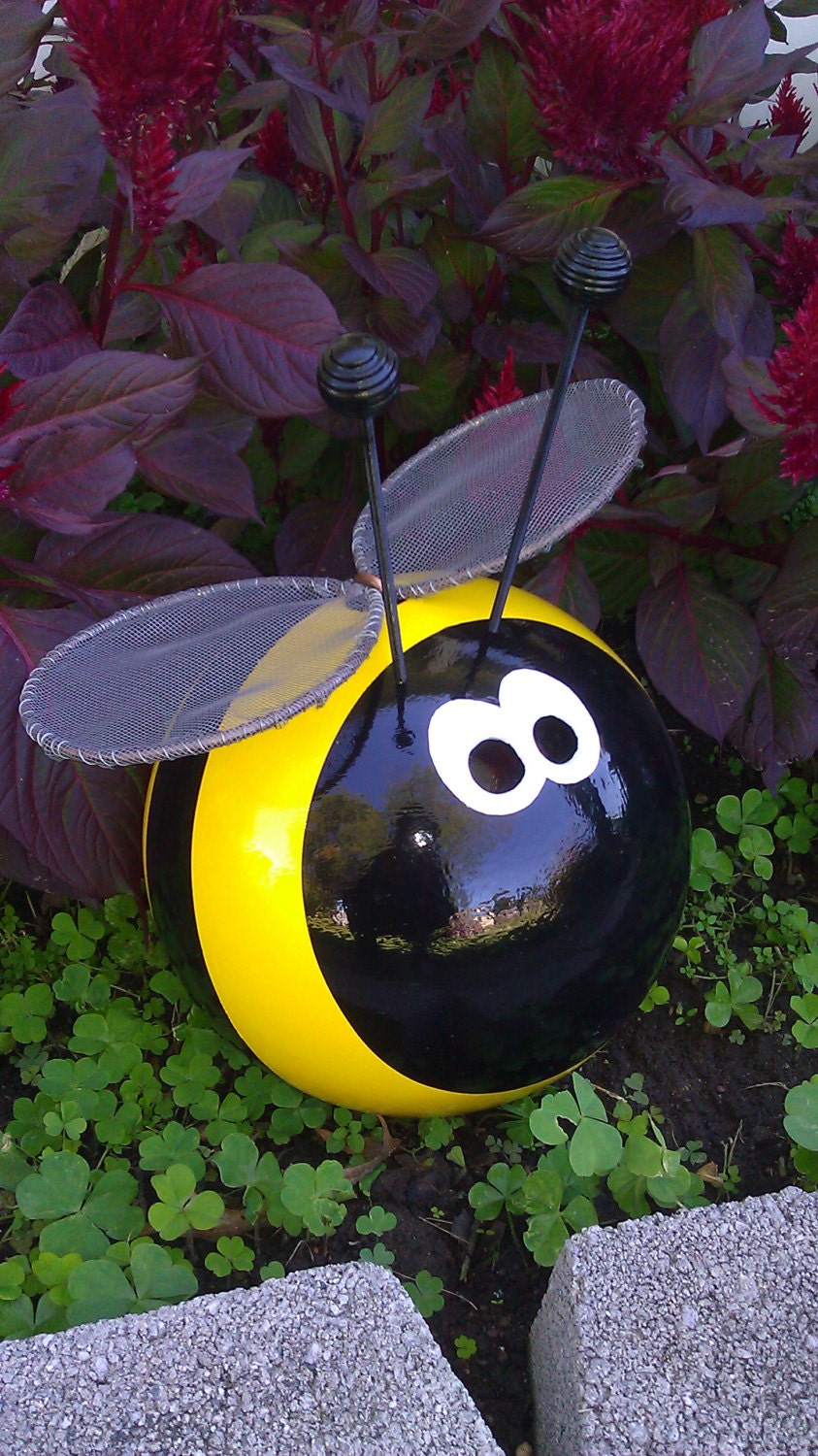 Bumble Bee Bowling Ball Garden Ornament by CraftMeUpSomeFun