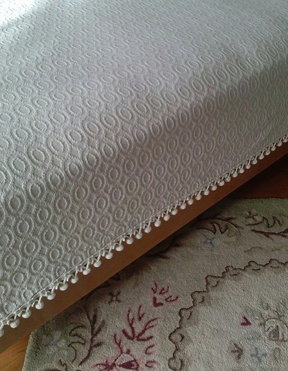 White Pom Pom Bedspread. Large VIntage Fantastic White Pom Pom