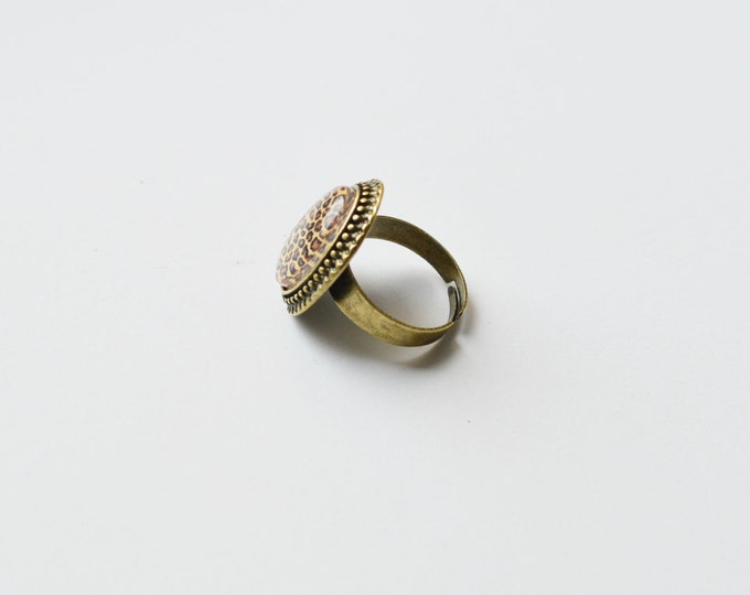 ANIMAL PRINT MEDLEY Dimensionless ring with oval plug from glass and brass in retro and vintage style