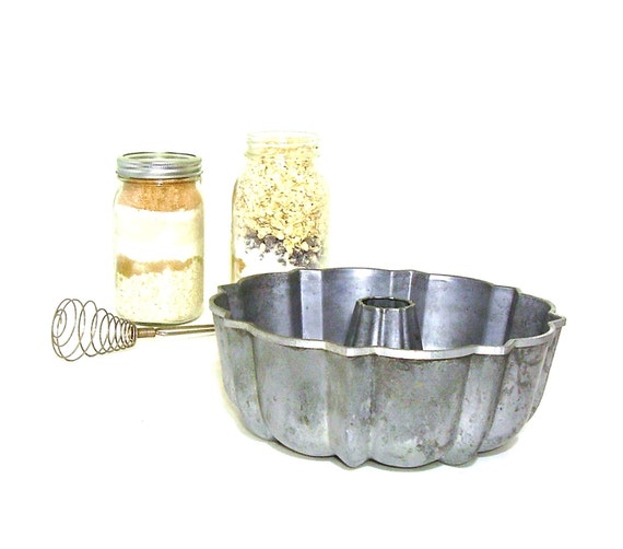 Vintage Bundt Pan Cast Aluminum Cake Mold 1960s Cookware