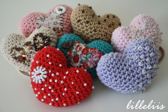 PATTERN Amigurumi heart brooch or ponytail holder