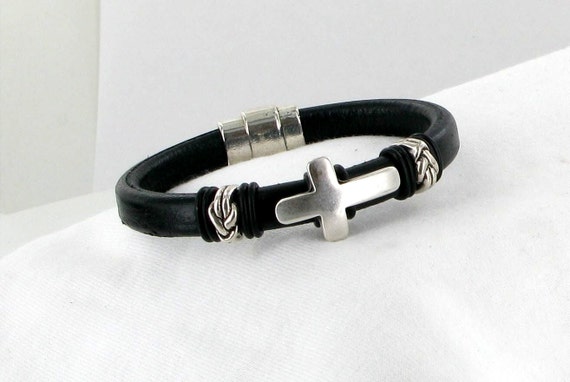 Regaliz Leather Bracelet Black with Silvertone by mybriteideas