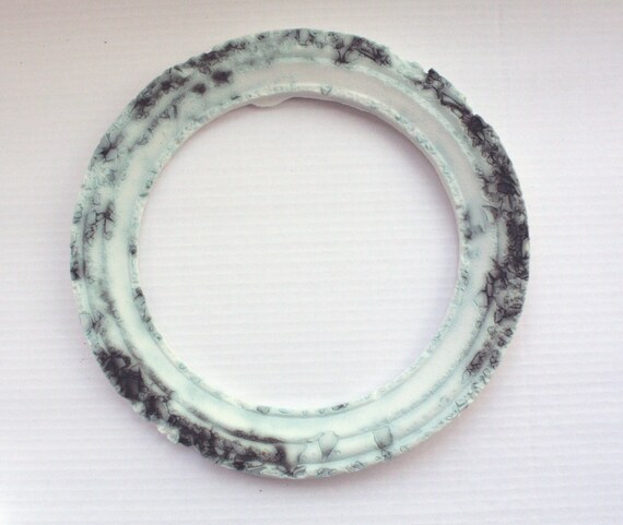 Round frame with white stoneware fine bone china by madebymanos