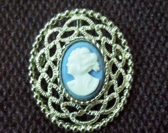 Sarah Coventry Cameo Gold Tone Pin / Brooch