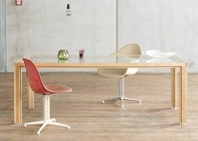 Großer Tisch / Tafel aus Eichen-Vollholz mit Glasplatte im alvari-Design