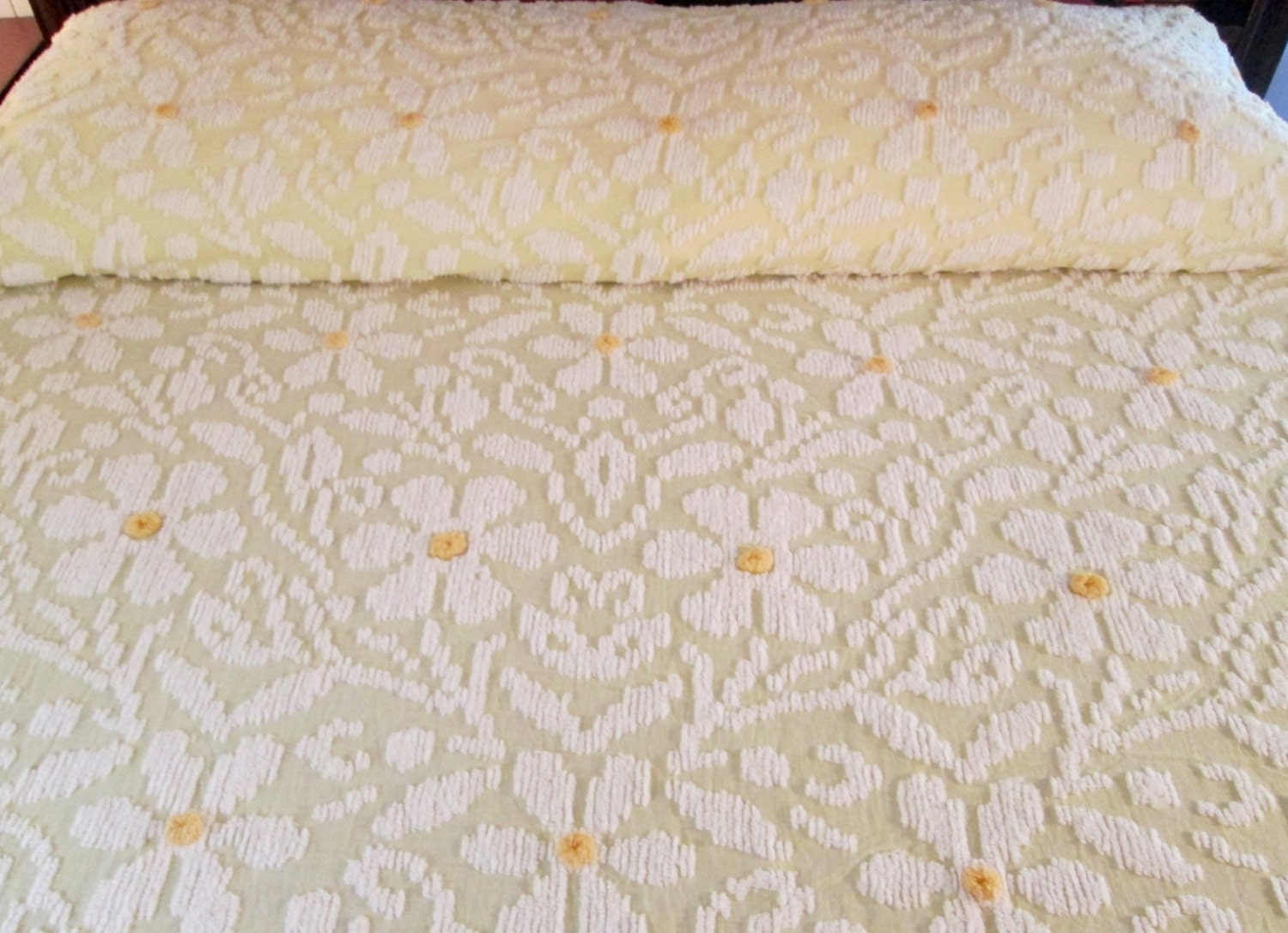 Vintage Chenille Bedspread White Daisies with Centers on1500 x 1087
