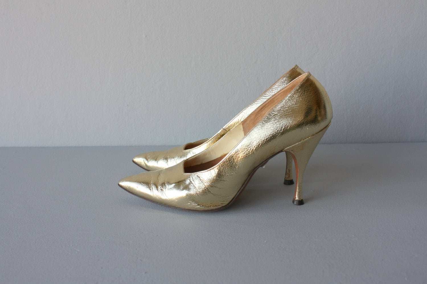 1950s shoes / 50s heels / 1950s pumps metallic / gold heels