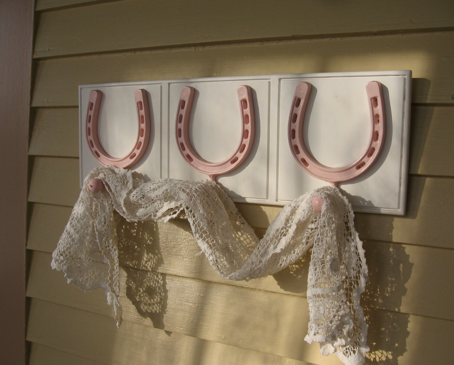 Shabby chic rosa a ferro di cavallo cappotto rack di fannypippin