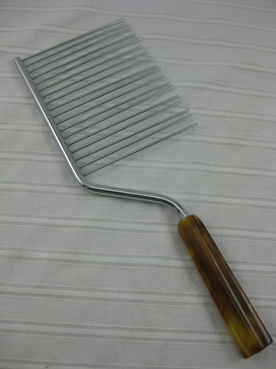 Tortoise Shell Bakelite Handle Cake Cutter by StrokeOfLuckDesign