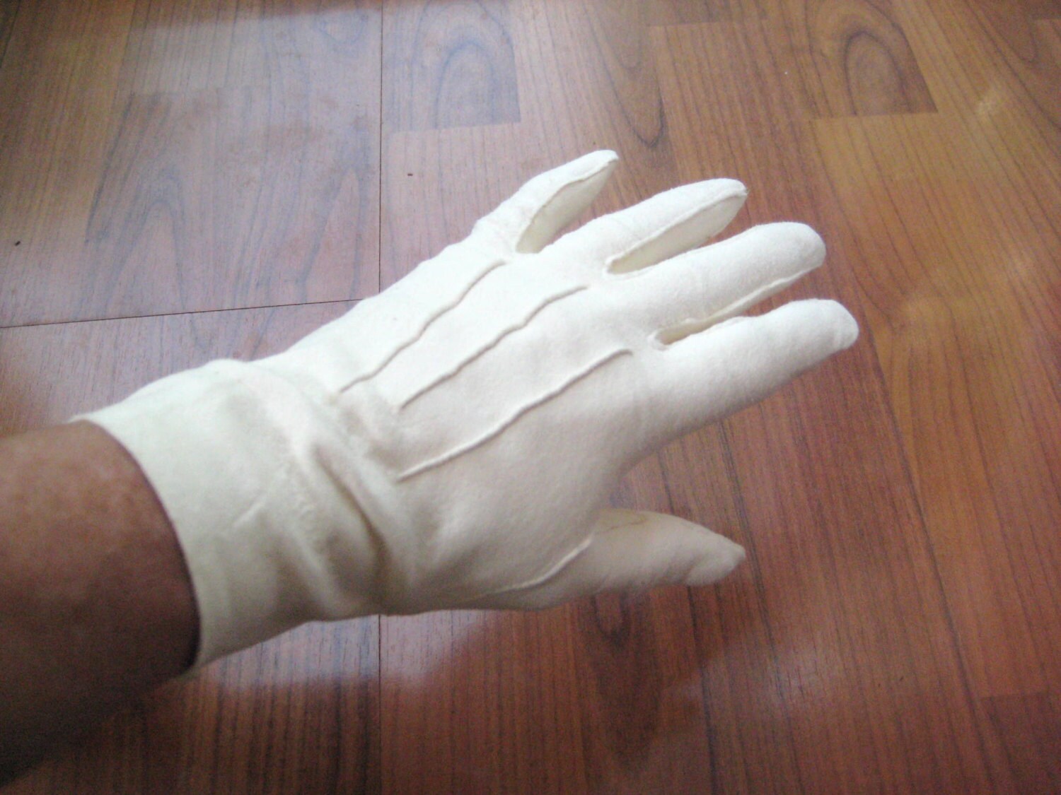 Short leather white gloves, Fownes washable gloves Haute Juice