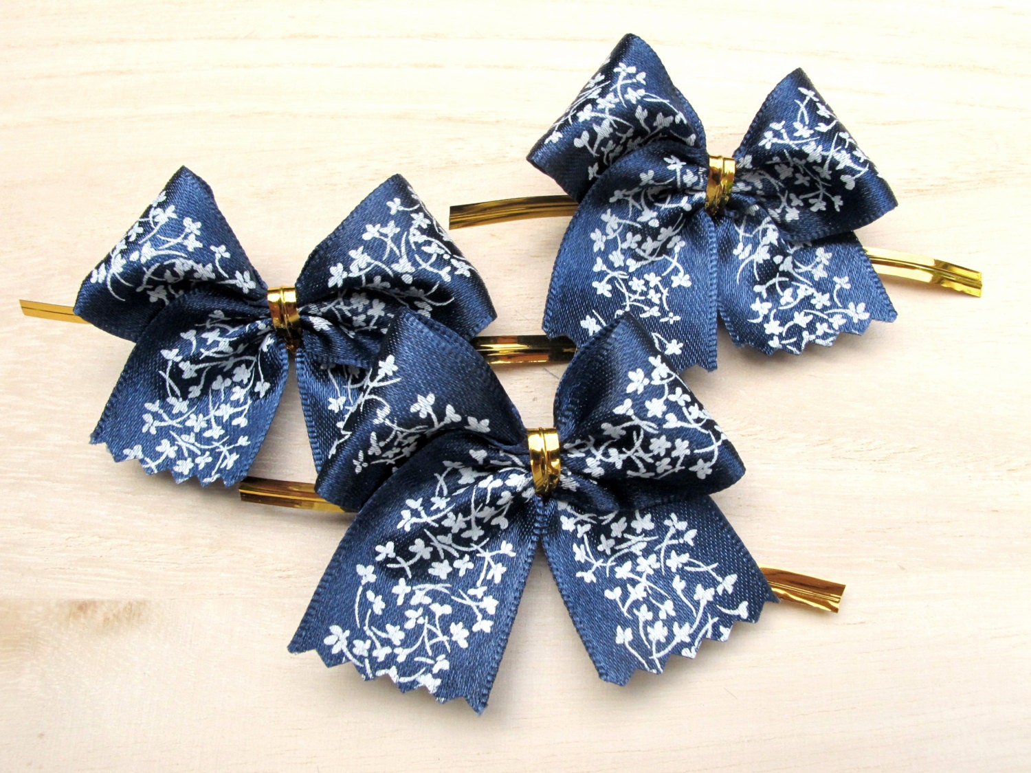 10 Blue Ribbon Bow Twist Ties with White Flower Design 60mm
