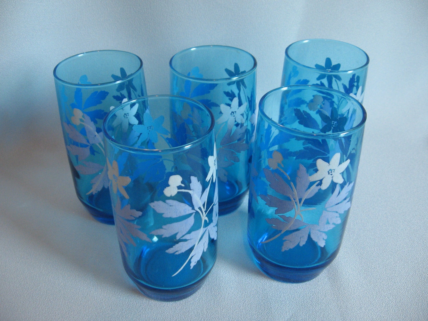 Turquoise drinking glasses with flowers and leaves iced tea