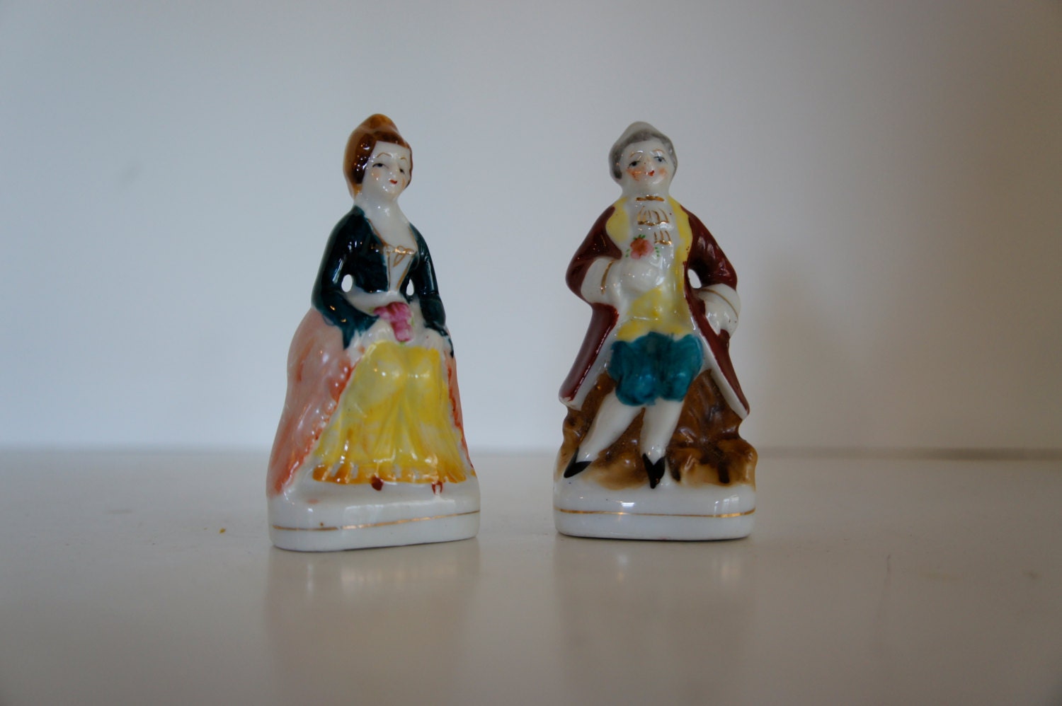 pair Japanese colonial mini figurines seated miniature