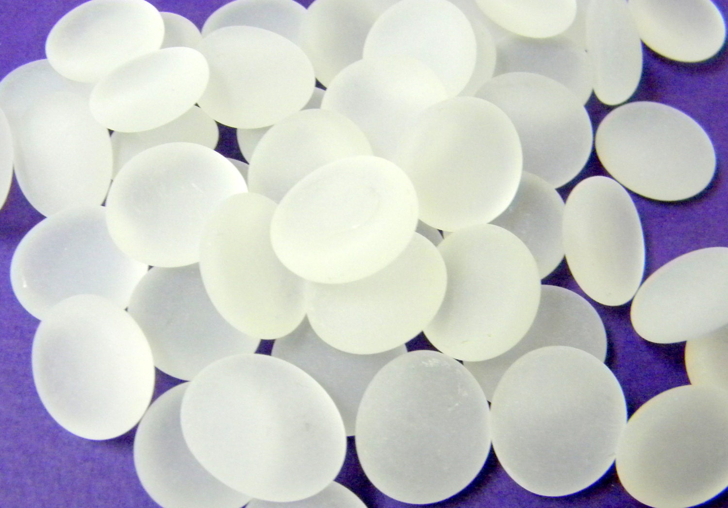 25 Medium White Frosted Glass Gems F 8525