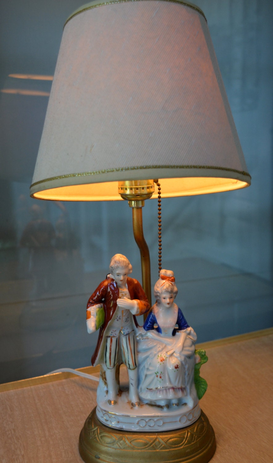 Tiny VICTORIAN VINTAGE Lamp With Porcelain Figurines