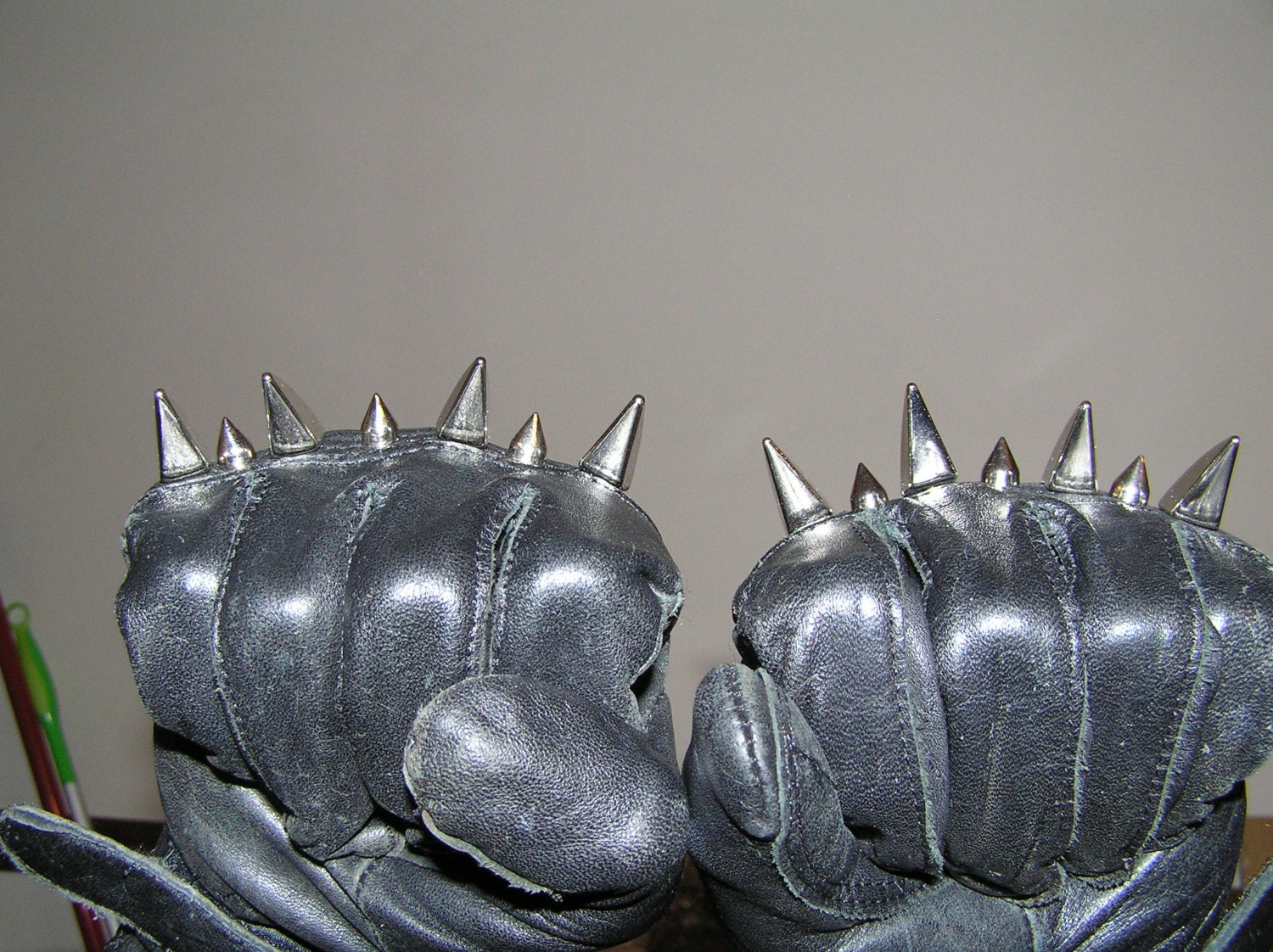 Men's medium leather gloves with spikes
