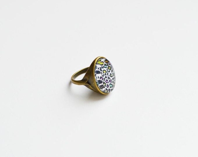 ANIMAL PRINT Ring, brass, glass, retro and vintage, Ring size: 6.5 in (USA) / 13,5 (Italy) / 17 (Russia)