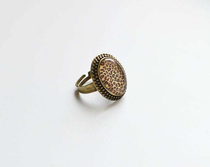 ANIMAL PRINT MEDLEY Dimensionless ring with oval plug from glass and brass in retro and vintage style