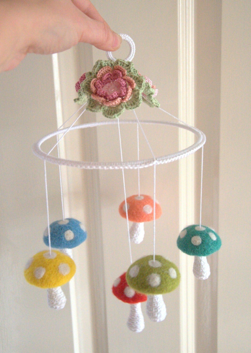 Baby mobile woodlands mobile filz 6 pilze blumen von astashtoys