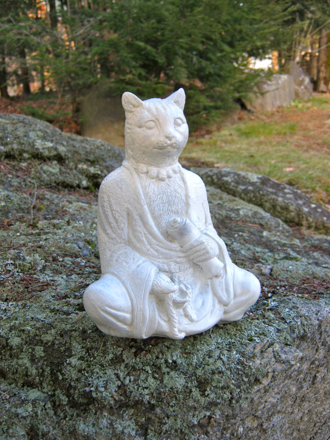 happy cat buddha statue