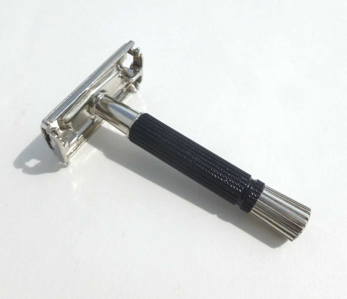 Gillette SuperSpeed Black Handle Safety Razor Twist to Open