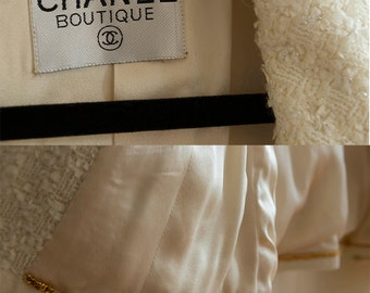 Stunning CHANEL Traditional White Tweed Woman's Suit with tinsel. Guaranteed Authentic, Boucle