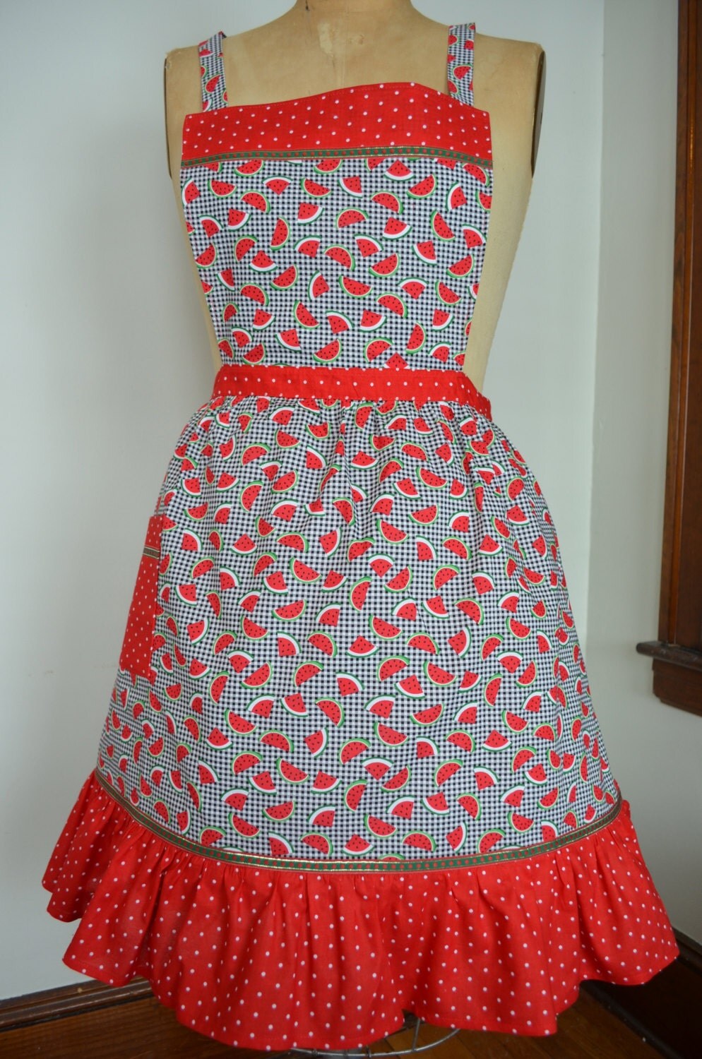 Women's vintage style full bib apron