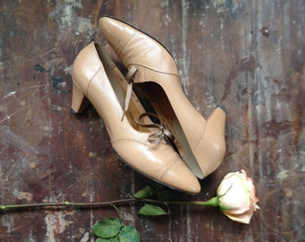 vintage beige reptile pumps // 1970s leather tan oxfords // 12 narrow